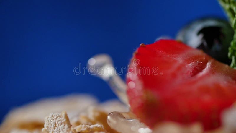 Bolo de camada com hortelã, morango, mirtilo Bolo de camada saboroso, macro filme Bolo de camada com hortelã, morango, mirtilo Bolo de camada saboroso, macro filme