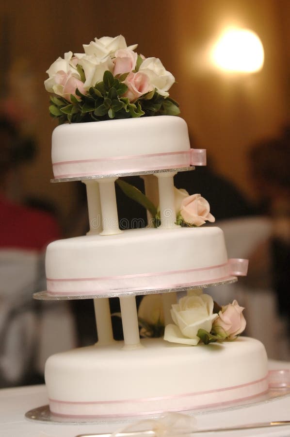 Foto de Bolo De Casamento Fim De Jogo e mais fotos de stock de Bolo de  Casamento - Bolo de Casamento, Adulto, Adversidade - iStock