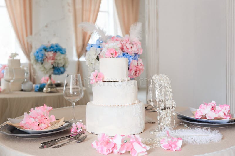 Bolo de casamento com flores fotos de stock Bolo de casamento com flores fotos de stock