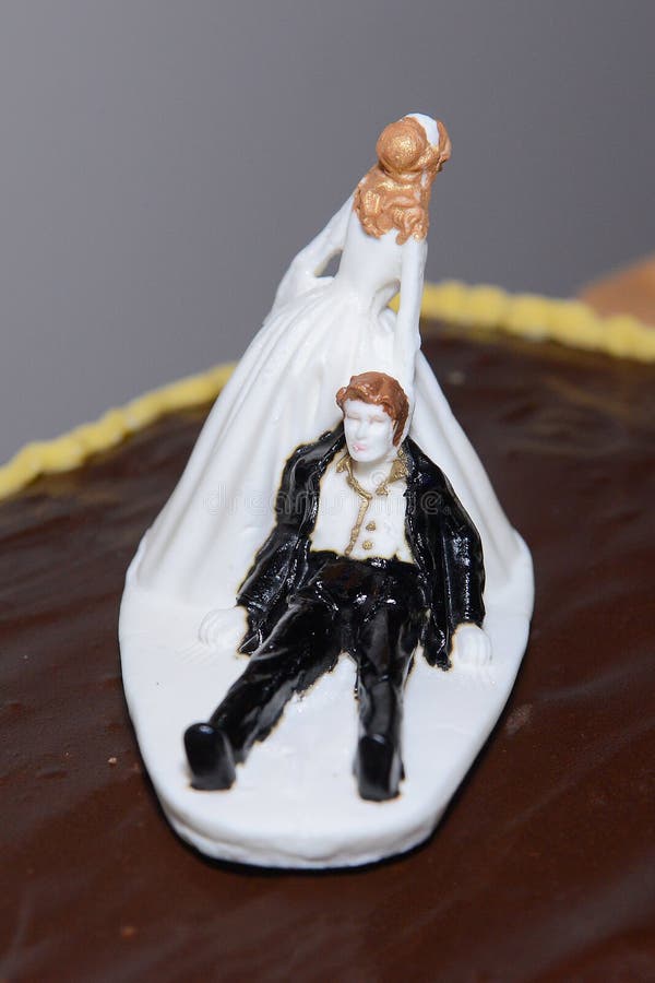 Bolo De Casamento - Jogo Acabado Foto de Stock - Imagem de adversidade,  conter: 179854596