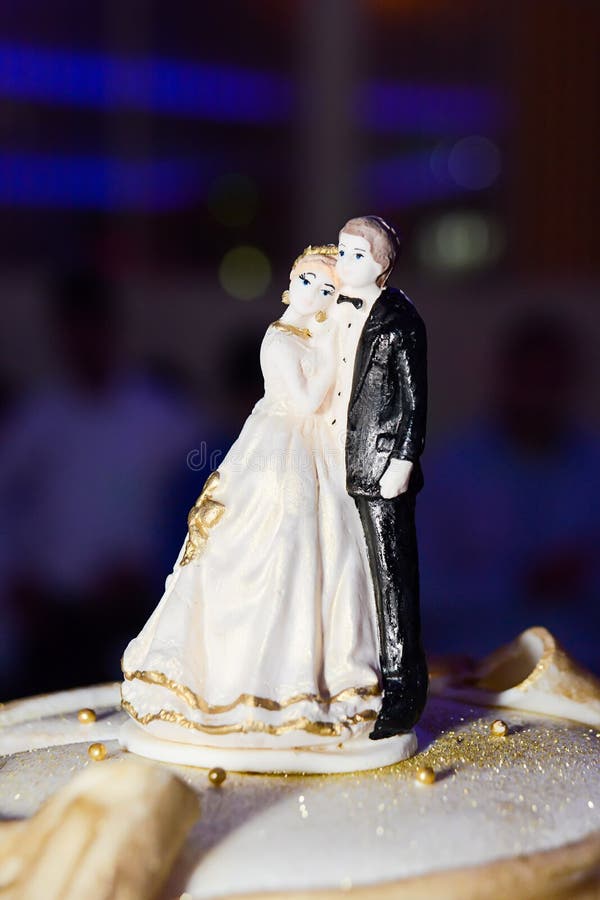 Bolo De Casamento - Jogo Sobre Foto de Stock - Imagem de adulto