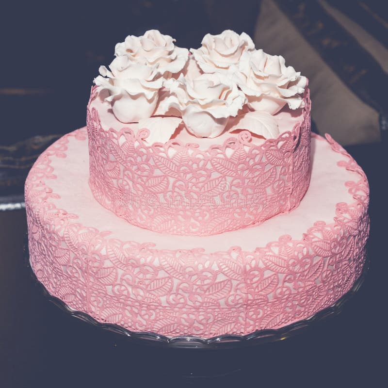 Bolo De Creme Cor-de-rosa Bonito Com Uma Decoração Do Chapéu De Coco Da  Princesa Imagem de Stock - Imagem de delicioso, romance: 112254399