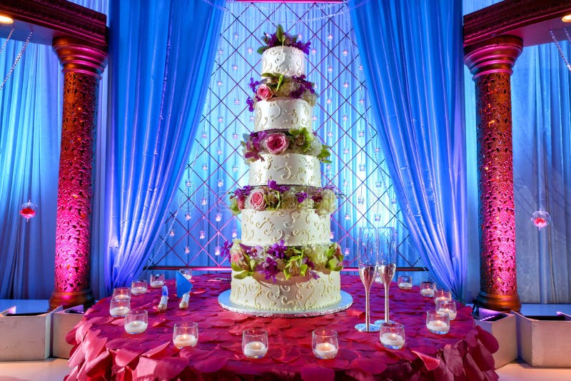 Bolo de casamento no casamento indiano imagens de stock Bolo de casamento no casamento indiano imagens de stock