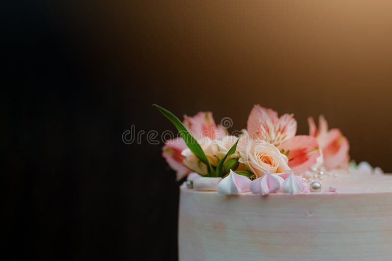 Bolo De Casamento Rosa Delicado Com Rosas E Lindas Flores Frescas Naturais  E Lírios Como Colocar Flores Frescas Em Um Bolo De but Foto de Stock -  Imagem de detalhes, flor: 169198006