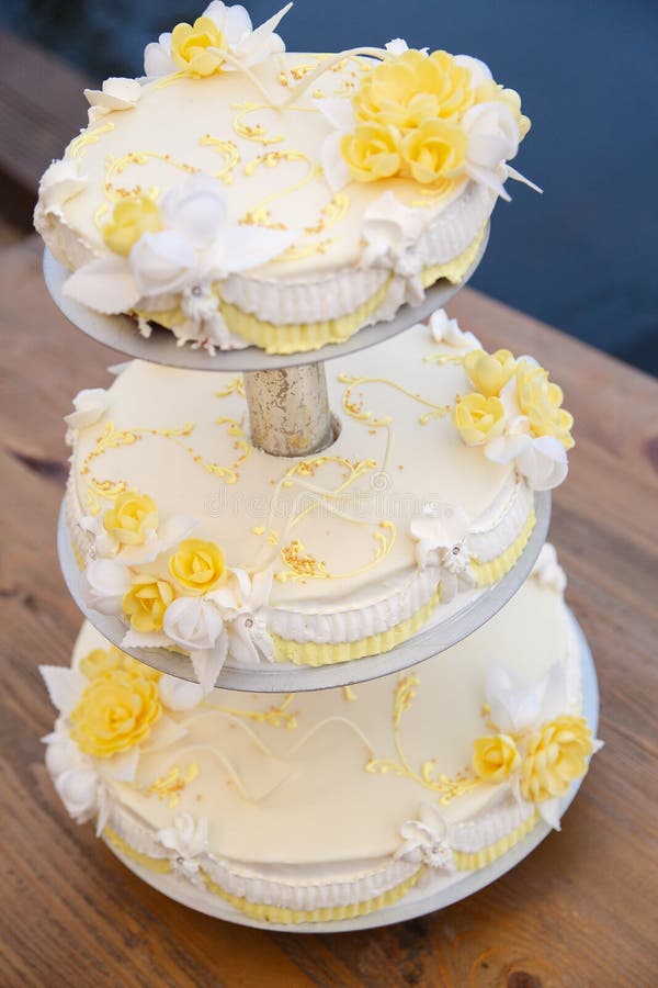 Bolo de casamento saboroso com flores imagem de stock Bolo de casamento saboroso com flores imagem de stock