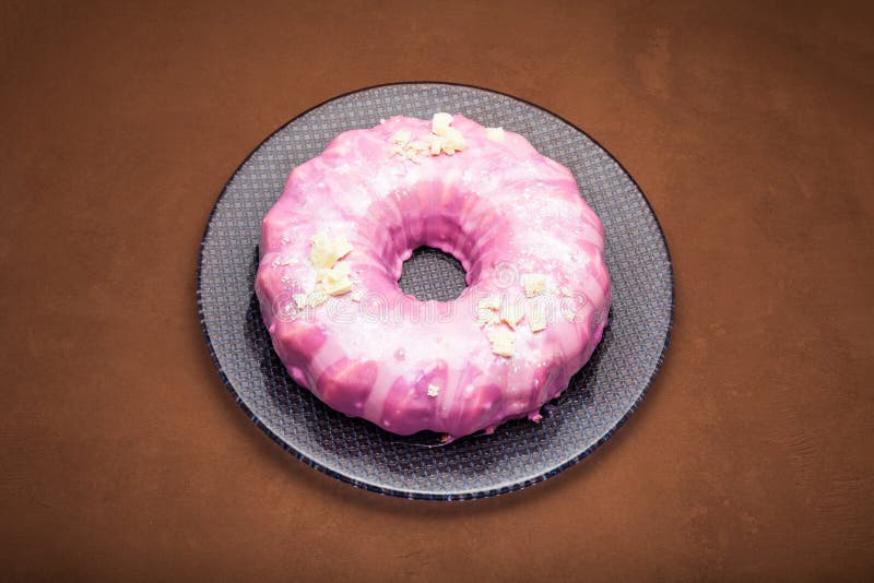 Bolo de cenoura com crosta de gelo cor-de-rosa, chocolate branco e prata comestível como um ornamento Um bolo cor-de-rosa imagem de stock Bolo de cenoura com crosta de gelo cor-de-rosa, chocolate branco e prata comestível como um ornamento Um bolo cor-de-rosa imagem de stock