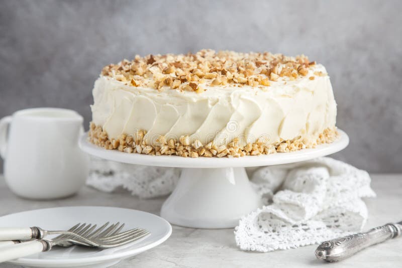 Bolo de cenoura com geada e porcas do queijo creme fotos de stock royalty free
