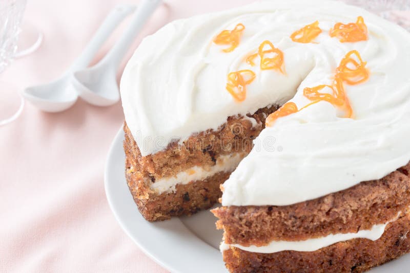 Bolo De Creme Cor-de-rosa Bonito Com Uma Decoração Do Chapéu De Coco Da  Princesa Imagem de Stock - Imagem de delicioso, romance: 112254399