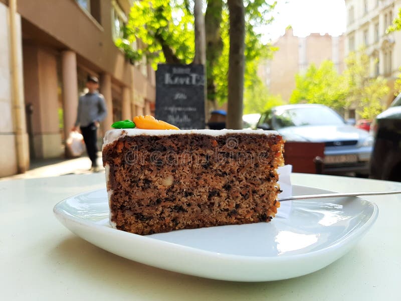 Bolo de cenoura na mola imagem de stock Bolo de cenoura na mola imagem de stock