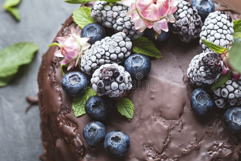 Bolo De 50.o Aniversário Com Chocolate, Morangos E Mirtilos Imagem de Stock  - Imagem de nascimento, indulgência: 166361957