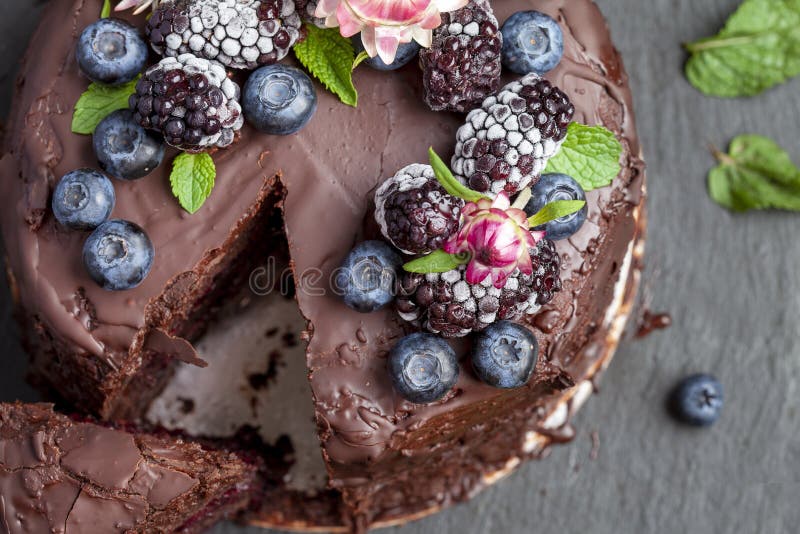 Bolo De 50.o Aniversário Com Chocolate, Morangos E Mirtilos Imagem de Stock  - Imagem de nascimento, indulgência: 166361957