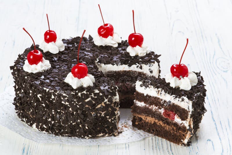 Bolo de chocolate com cereja imagem de stock