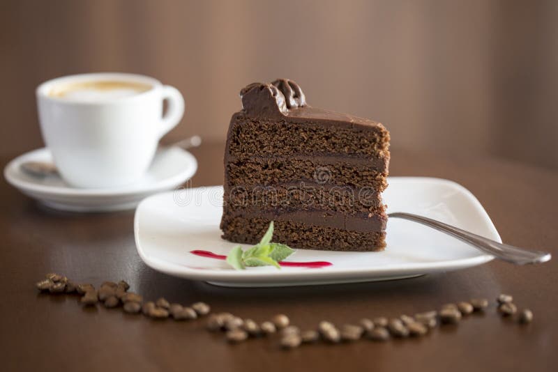 Bolo de chocolate, pastéis e hamburguer