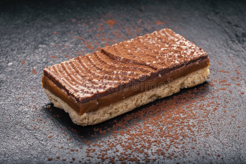 Bolo De 50.o Aniversário Com Chocolate, Morangos E Mirtilos Imagem de Stock  - Imagem de nascimento, indulgência: 166361957