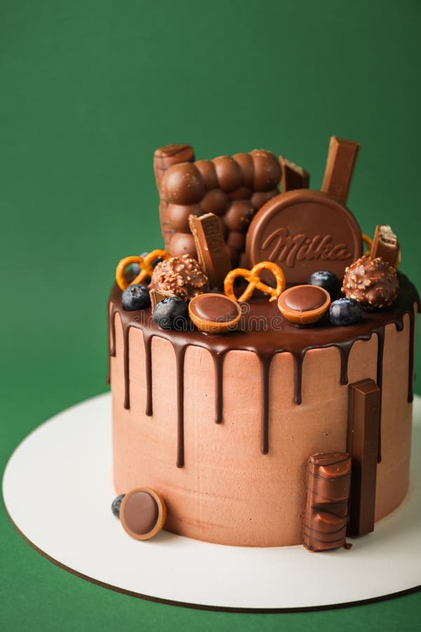 Bolo De Chocolate Russo Tradicional Coberto Com Vidros De Chocolate E  Decorado Com Bolas De Gelo Em Fundo Preto Imagem de Stock - Imagem de  delicioso, bolos: 195779197