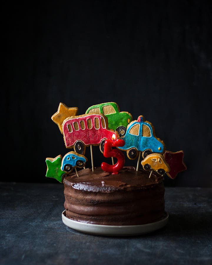 Bolo De Aniversário Decorado Com Biscoitos De Pão-de-gengibre Na Forma De  Personagens De Jogos De Computador Online. Entre Nós. Bo Foto de Stock -  Imagem de bolo, vermelho: 238804904