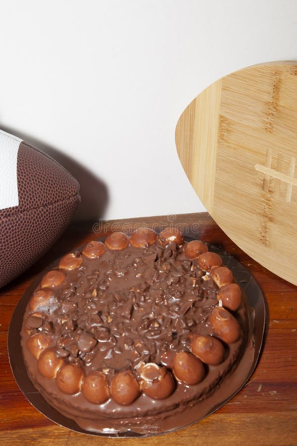 Bolo De Chocolate Durante a Temporada De Futebol Foto de Stock
