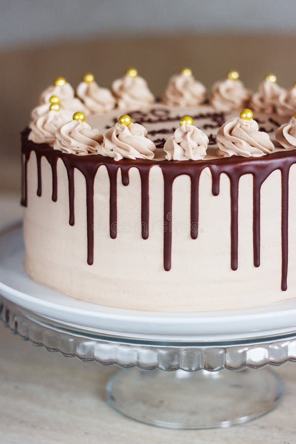 Bolo De Chocolate Estiloso Masculino Com Gelo Perfurado a Borda Imagem de  Stock - Imagem de gourmet, escuro: 171899265