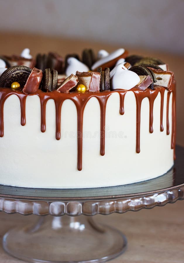 Bolo De Chocolate Estiloso Masculino Com Gelo Perfurado a Borda Foto de  Stock - Imagem de torta, vida: 171899300