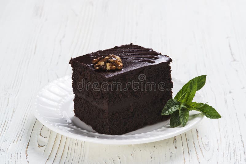 Bolo de chocolate na placa imagens de stock