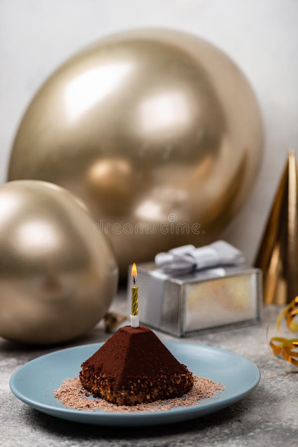 Foto de Bolo De Aniversário De Chocolate Quadrado Pequeno Simples Com Cinco  Velas Coloridas e mais fotos de stock de Acessível - iStock