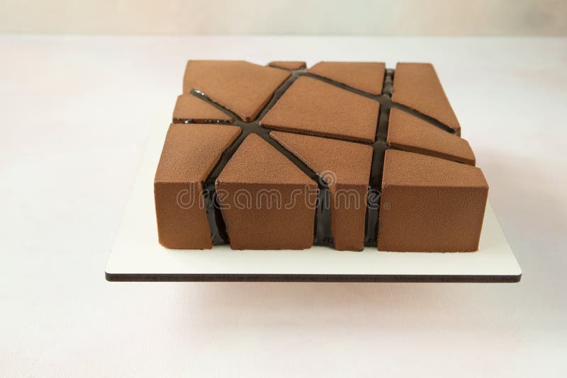 Conceito De Beleza Bolo De Chocolate Quadrado Com Tecido De Pele Foto de  Stock - Imagem de pele, bolo: 144827276