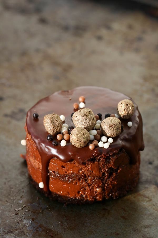 Bolo De Chocolate Russo Tradicional Coberto Com Vidros De Chocolate E  Decorado Com Bolas De Gelo Em Fundo Preto Imagem de Stock - Imagem de  delicioso, bolos: 195779197