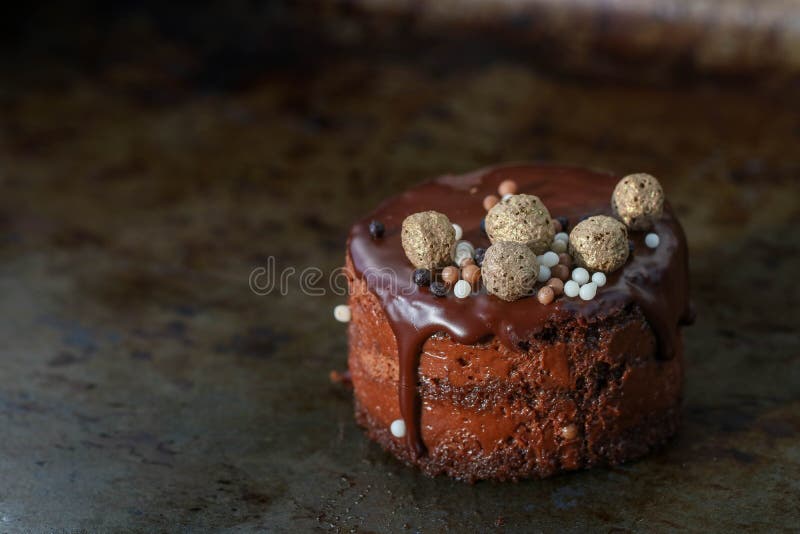 Bolo De Chocolate Russo Tradicional Coberto Com Vidros De Chocolate E  Decorado Com Bolas De Gelo Em Fundo Preto Imagem de Stock - Imagem de  delicioso, bolos: 195779197