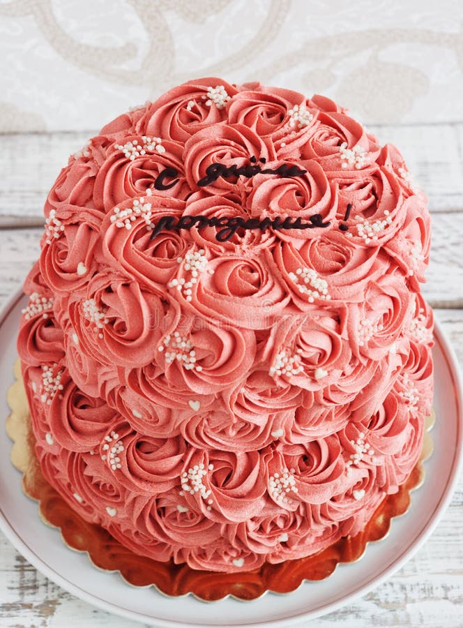 Bolo De Creme Cor-de-rosa Bonito Com Uma Decoração Do Chapéu De Coco Da  Princesa Imagem de Stock - Imagem de delicioso, romance: 112254399