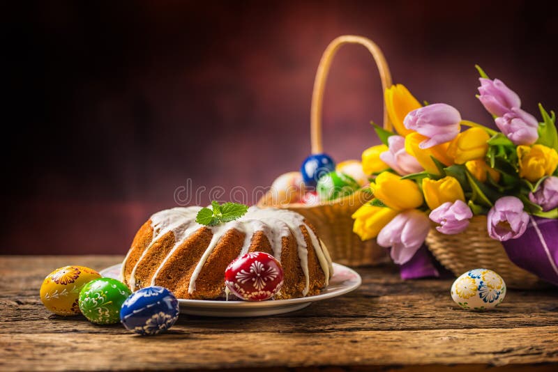 Bolo de Easter Bolo de mármore do anel tradicional com decoração de easter fotografia de stock royalty free Bolo de Easter Bolo de mármore do anel tradicional com decoração de easter fotografia de stock royalty free