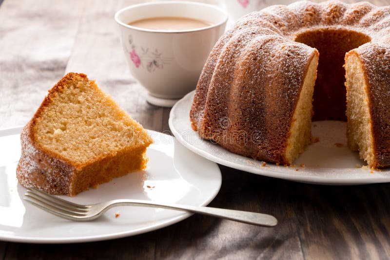 Bolo de esponja com o café com leite imagens de stock royalty free