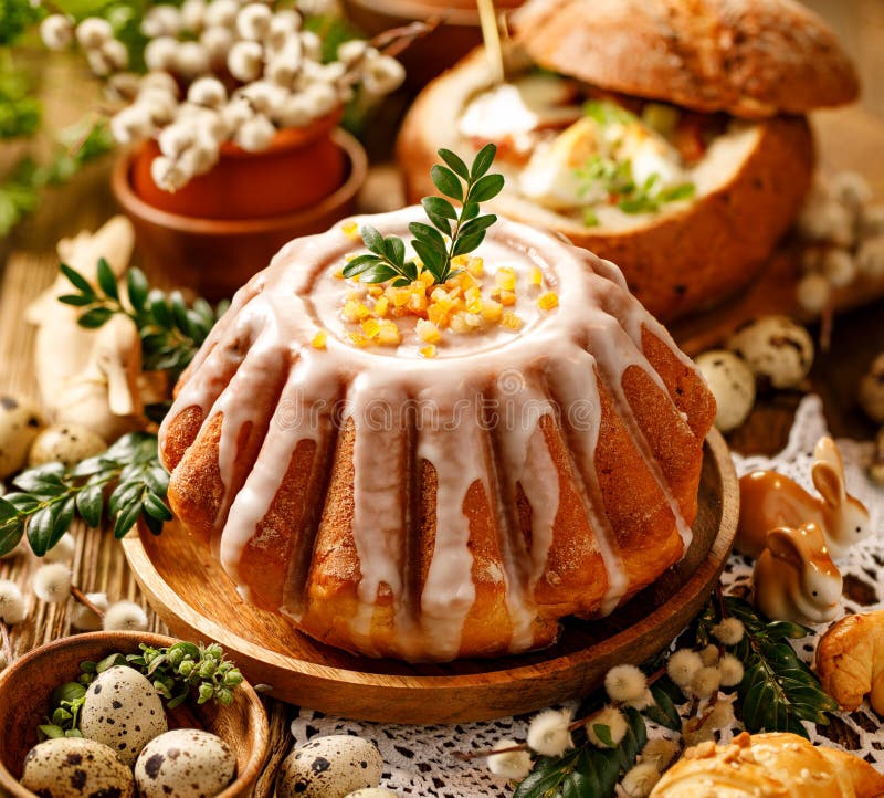 Bolo de fermento da Páscoa com crosta de gelo e a casca alaranjada cristalizada, sobremesa deliciosa da Páscoa fotografia de stock Bolo de fermento da Páscoa com crosta de gelo e a casca alaranjada cristalizada, sobremesa deliciosa da Páscoa fotografia de stock