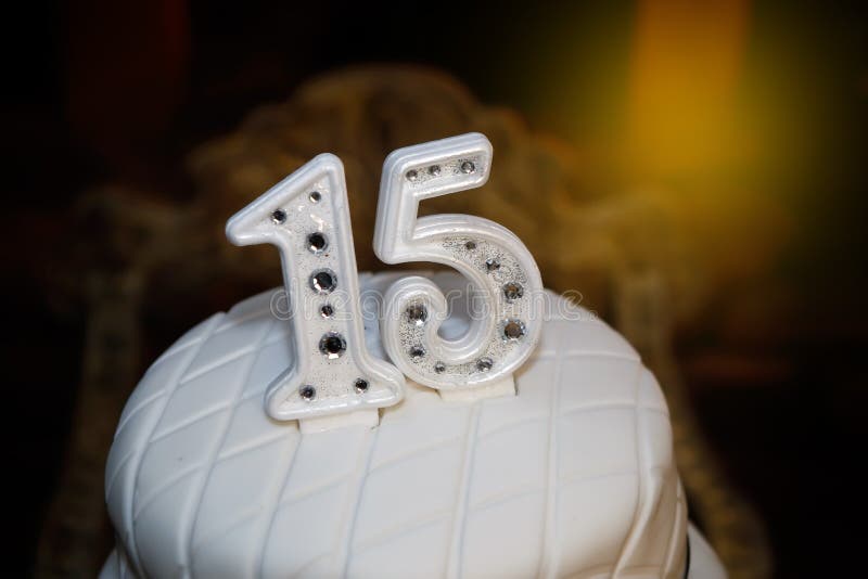 Bolo De Festa, Bolo De Aniversário De 15 Anos, Quinze Anos Foto de Stock -  Imagem de noite, brilhante: 159050462