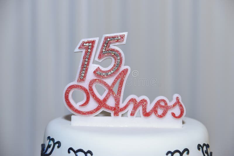 Bolo De Festa Bolo De Aniversário De 15 Anos Quinze Anos Foto de Stock -  Imagem de sobremesa, brasil: 208912852