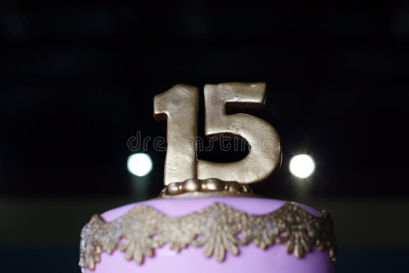 Bolo De Festa Bolo De Aniversário De 15 Anos Quinze Anos Foto de Stock -  Imagem de sobremesa, brasil: 208912852