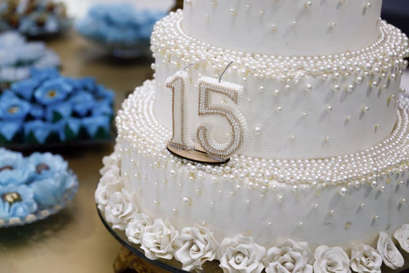 Bolo De Festa Bolo De Aniversário De 15 Anos Quinze Anos Foto de Stock -  Imagem de sobremesa, brasil: 208912852