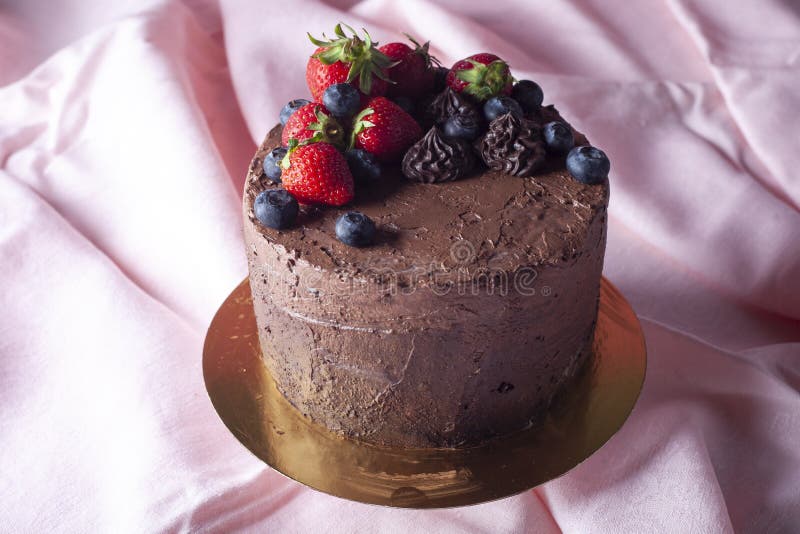 Bolo De 50.o Aniversário Com Chocolate, Morangos E Mirtilos Imagem de Stock  - Imagem de nascimento, indulgência: 166361957