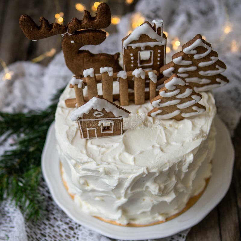 Bolo De Aniversário Decorado Com Biscoitos De Pão-de-gengibre Na Forma De  Personagens De Jogos De Computador Online. Entre Nós. Bo Foto de Stock -  Imagem de bolo, vermelho: 238804904