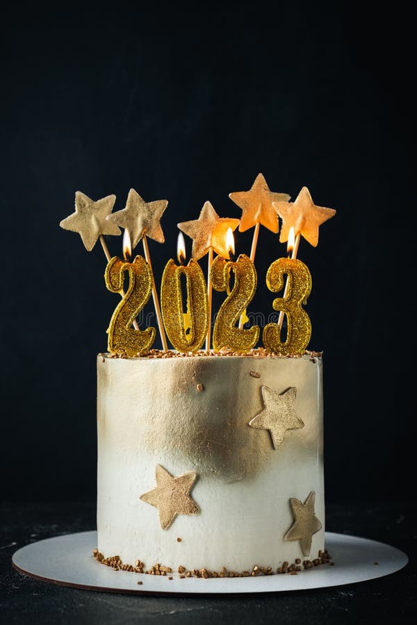 O bolo de férias é decorado com bolas douradas, brilhos dourados e  macaroons pretos bolo de aniversário masculino 60 anos fechar