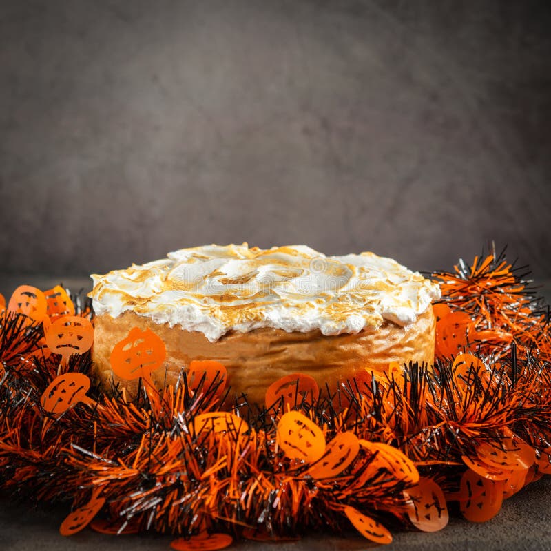 Bolo de queijo caseiro clássico da abóbora com a cobertura da merengue do marshmallow decorada com chapéus de coco de Dia das Bru fotos de stock royalty free Bolo de queijo caseiro clássico da abóbora com a cobertura da merengue do marshmallow decorada com chapéus de coco de Dia das Bru fotos de stock royalty free