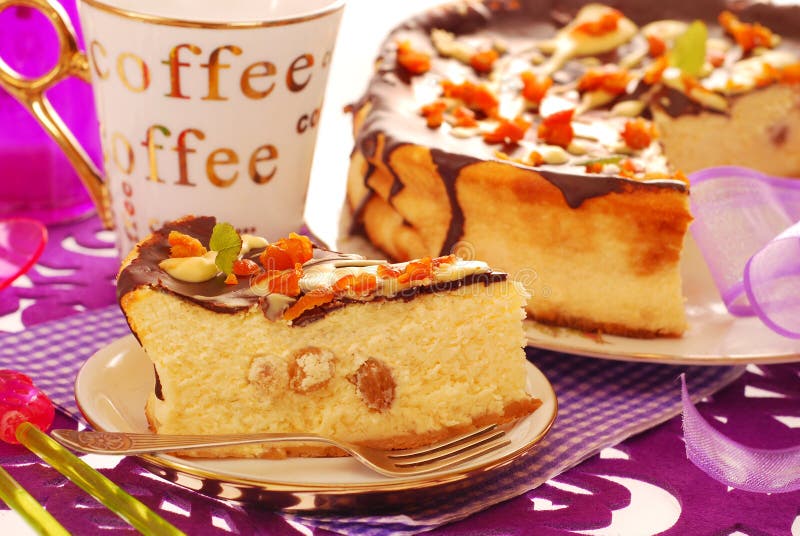 Bolo de queijo caseiro com passas fotos de stock royalty free