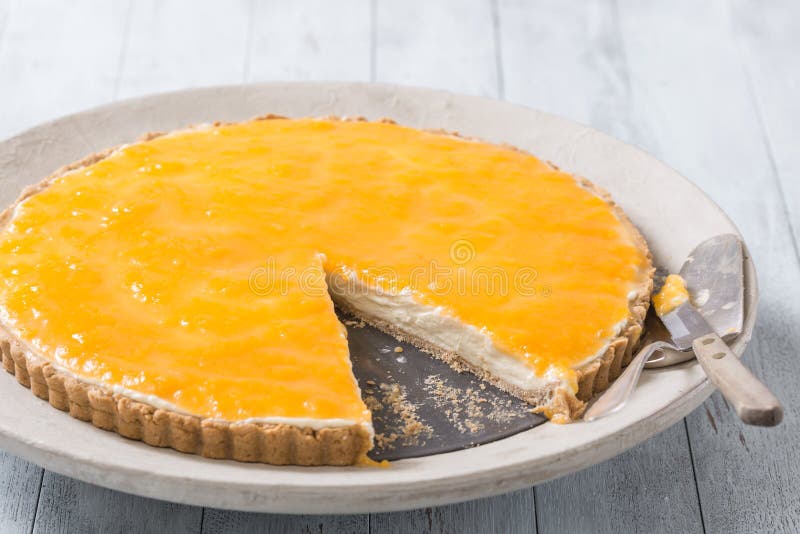 Bolo de queijo caseiro delicioso com cobertura de fruta fotografia de stock