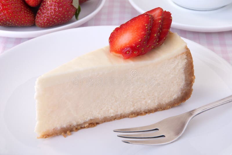 Cheesecake com morangos imagens de stock royalty free