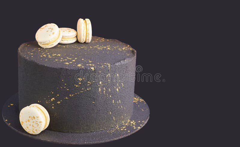 O bolo de férias é decorado com bolas douradas, brilhos dourados e  macaroons pretos bolo de aniversário masculino 60 anos fechar