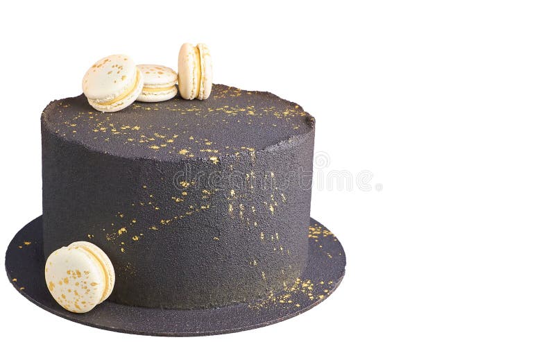 Mãos acendem velas no bolo o bolo de férias é decorado com bolas douradas,  brilhos dourados e macaroons pretos bolo de aniversário masculino 60 anos  fechar