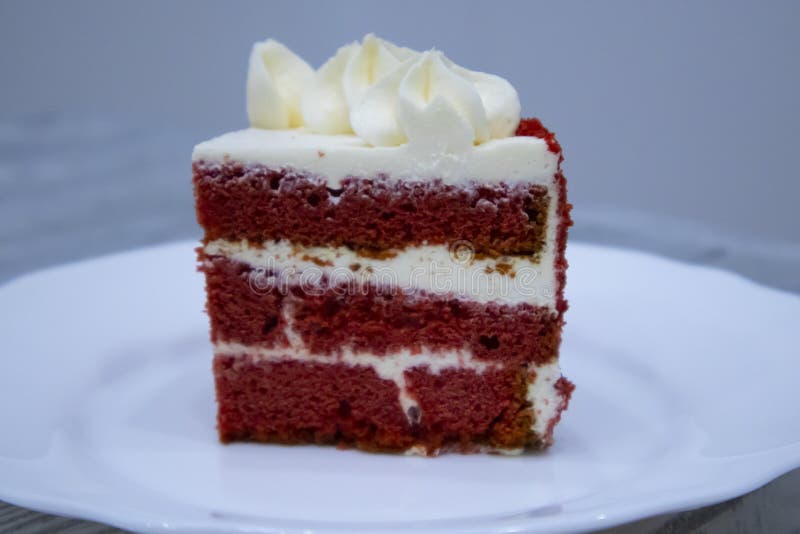 Conjunto de sobremesas bolo de bento de veludo vermelho e cupcakes de veludo  vermelho com morangos