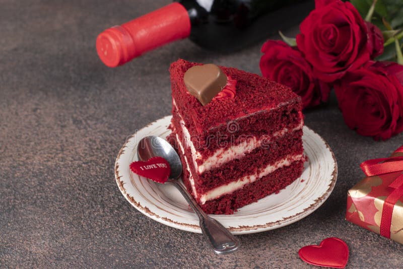 Bolo de aniversário de veludo vermelho lindo decorado com rosas