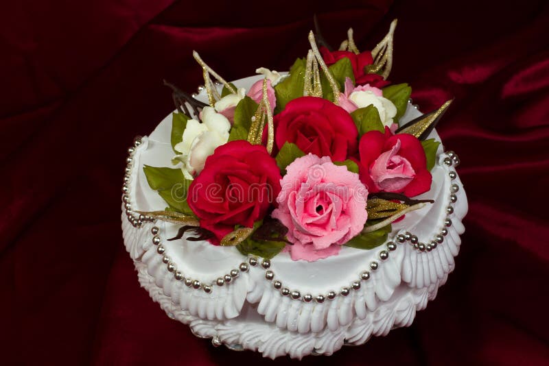 Bolo Delicado Decorado Com Flores E Chocolate Azul Foto de Stock