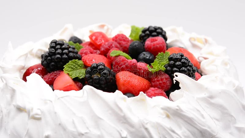 Bolo delicioso de pavlova com merengue tocado e bagas frescas