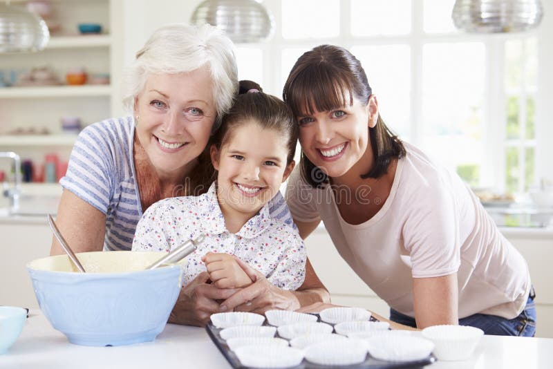 Mãe e filho na cozinha foto de stock. Imagem de vegetariano - 65173156